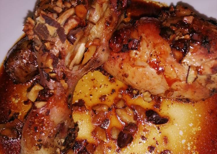 Dolce nero con fusi di pollo al vincotto  d'uva e mandorle