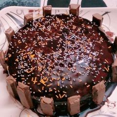 A picture of Chocolate Glaze cake.