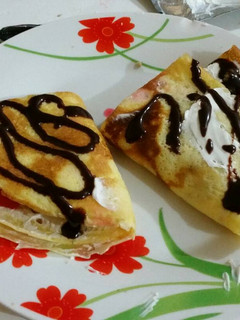 Una foto de Crepas de queso crema, cereza y nuez