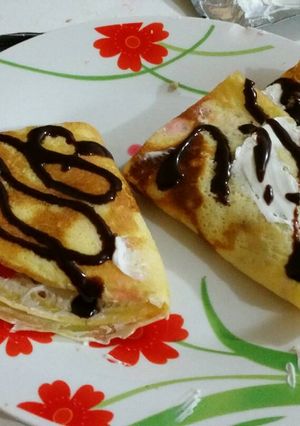 Una foto de Crepas de queso crema, cereza y nuez