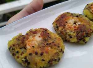 Hình của món Bánh tôm quinoa khoai lang chiên.