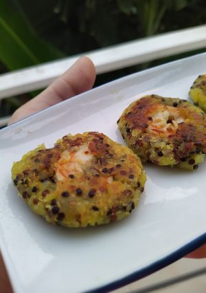 Hình của món Bánh tôm quinoa khoai lang chiên.