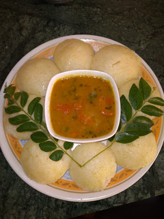 स्टीम इडली सांबर (steamed idli sambar recipe in Hindi) रेसिपी मुख्य फोटो
