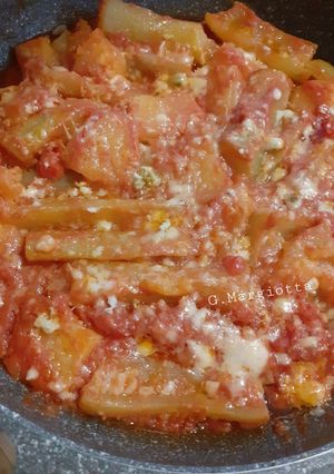 A picture of Trombetta Squash with Tomato and Potatoes.