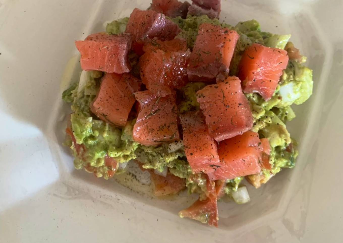 Brunch de salmón marinado y aguacate