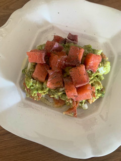 Una foto de Brunch de salmón marinado y aguacate
