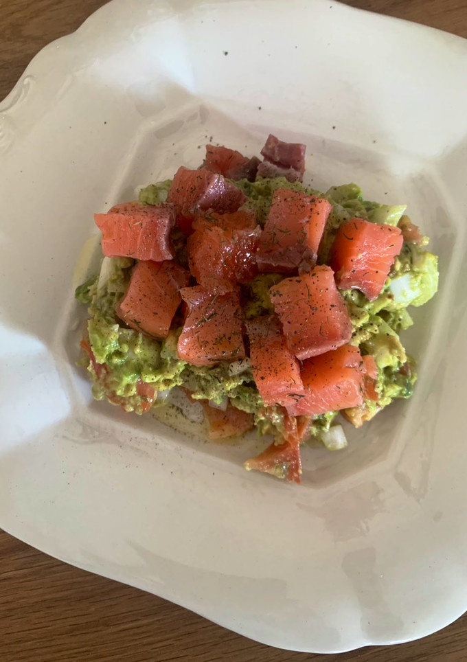 Una foto de Brunch de salmón marinado y aguacate