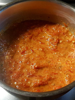 Una foto de Salsa de pimientos rojos asados y nueces con toque Tunecino