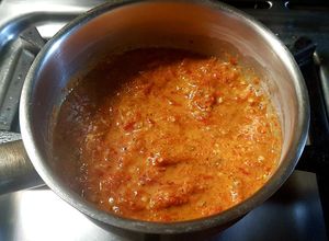 Una foto de Salsa de pimientos rojos asados y nueces con toque Tunecino