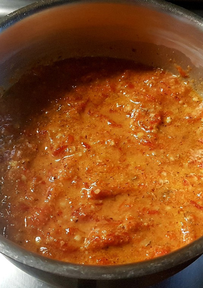 Una foto de Salsa de pimientos rojos asados y nueces con toque Tunecino