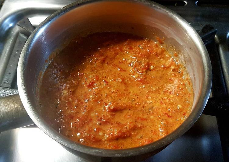 Salsa de pimientos rojos asados y nueces con toque Tunecino