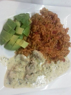Una foto de Pollo al parmesano con arroz
