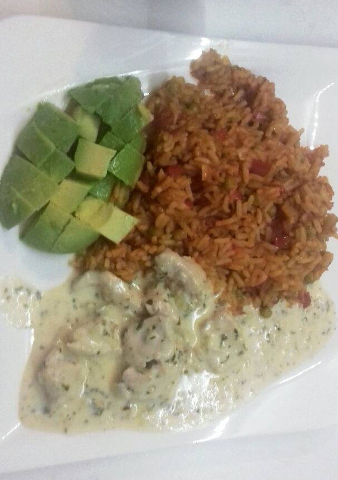 Una foto de Pollo al parmesano con arroz