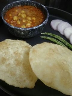 मैदा - सूजी भटूरे (Maida suji bhature recipe in Hindi) रेसिपी मुख्य फोटो