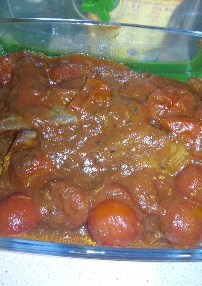 Una foto de Escalopines de ternera con salsa de tomate
