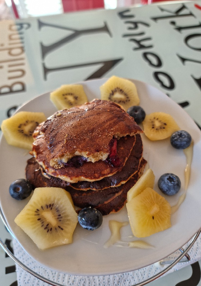 Una foto de Tortitas de Avena y limón 🍋 rellena de arándanos