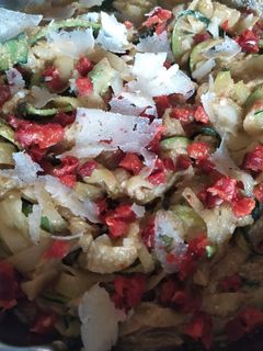 Una foto de Espaguetis de calabacín con pesto y chorizo
