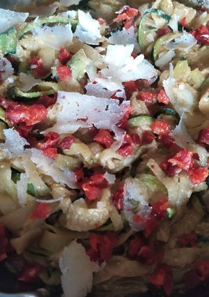 Una foto de Espaguetis de calabacín con pesto y chorizo