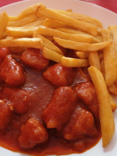 Una foto de Pollo con tomate y patatas fritas