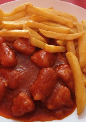 Foto principal de Pollo con tomate y patatas fritas