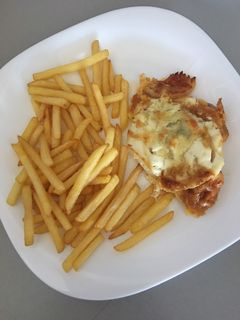 Ízletes sajtos tejfölös csirke recept fotója