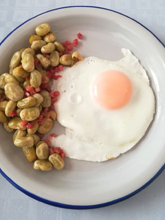 Una foto de Habas con jamón y huevo