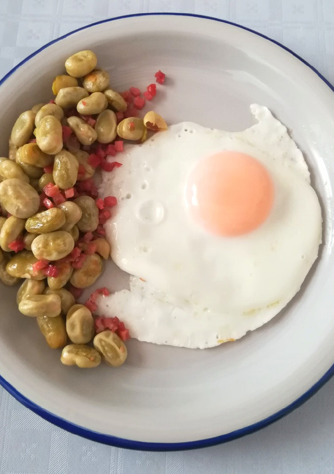 Una foto de Habas con jamón y huevo