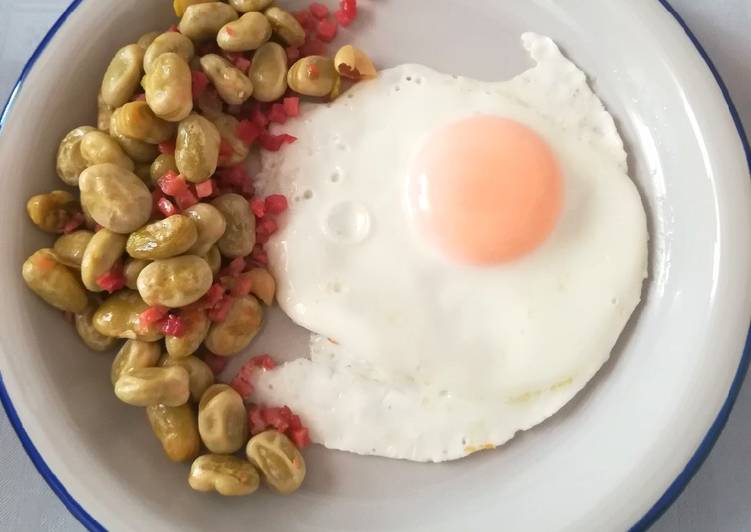 Habas con jamón y huevo