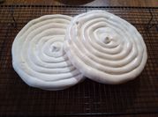 Una foto de merengue con azúcar impalpable