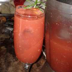 Una foto de Bebida de frutilla y vodka