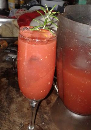 Una foto de Bebida de frutilla y vodka