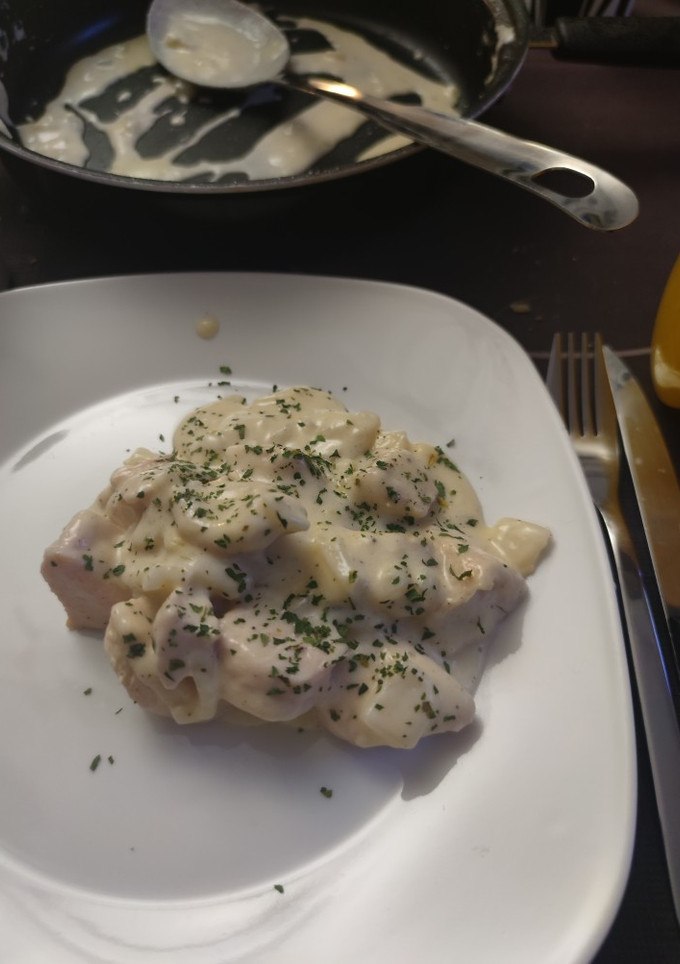 Una foto de Pavo con salsa de queso