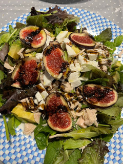 Una foto de Ensalada de pollo e higos