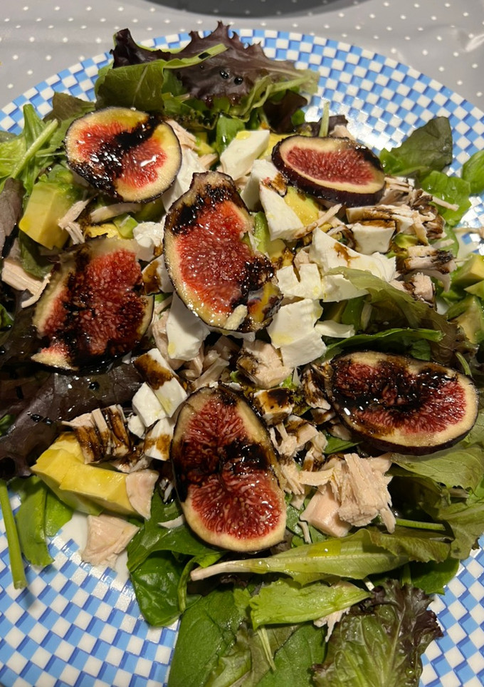 Una foto de Ensalada de pollo e higos