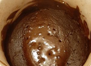 Una foto de Volcán de chocolate en taza