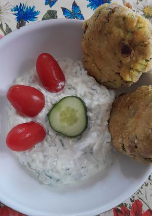 Foto di Salsa tzaziky #vegan con burger di zucchine