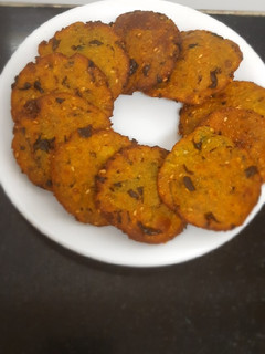 મેથી મસાલા ઢેબરા (Methi Masala Dhebra Recipe In Gujarati) રેસીપી મુખ્ય ફોટો