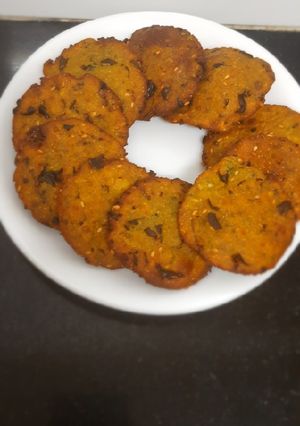 મેથી મસાલા ઢેબરા (Methi Masala Dhebra Recipe In Gujarati) રેસીપી મુખ્ય ફોટો