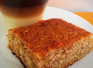 Una foto de Budín de banana exprés! En licuadora!! Esponjoso y húmedo! 1 2 3. Receta original de Adri Cocina!🌷