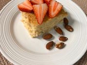 Una foto de pastel de tres leches con frutas