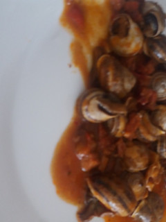 Una foto de Caracoles en salsa de tomate picantes