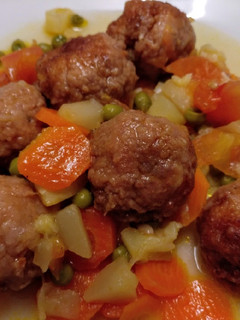 Una foto de Albóndigas con verduras