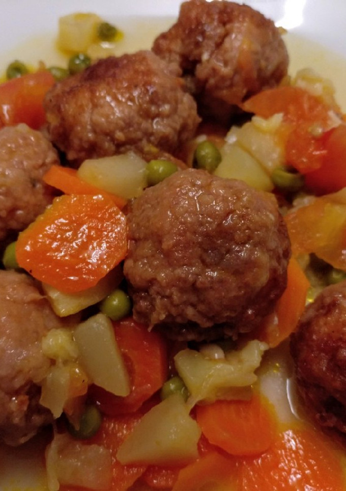 Una foto de Albóndigas con verduras