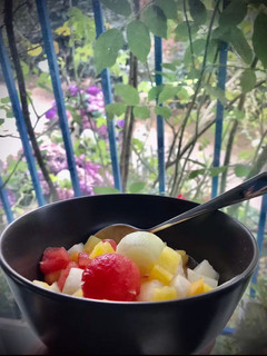 Una foto de Macedonia de melocotón, sandía y melón