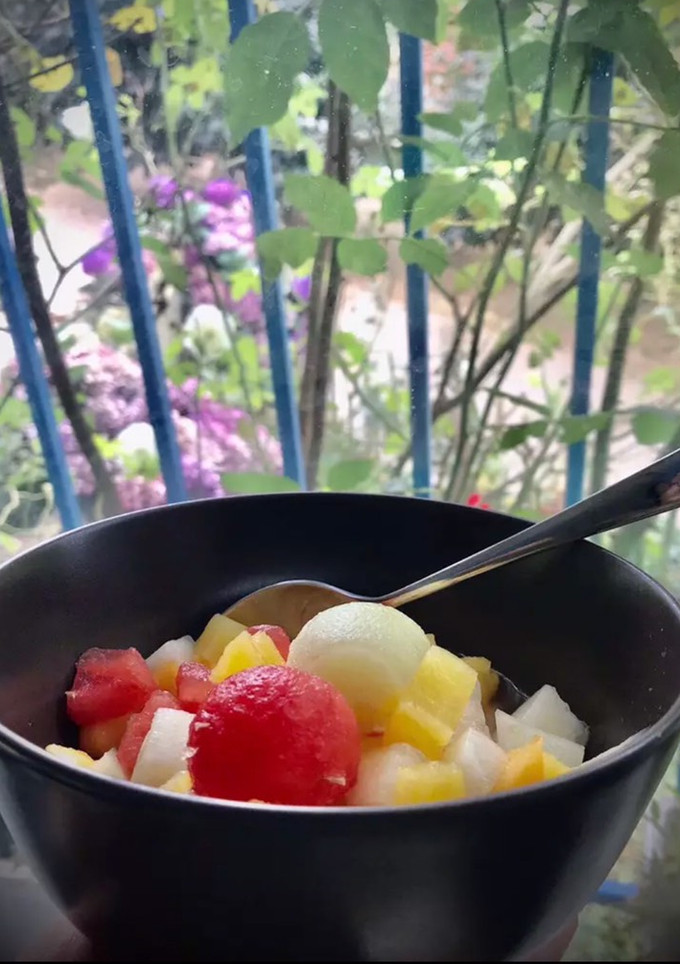 Una foto de Macedonia de melocotón, sandía y melón