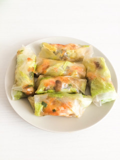Una foto de Spring rolls con gambas