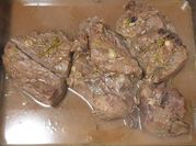 Una foto de carne de corzo al horno