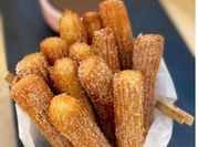Una foto de postres fritos
