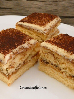 Una foto de Tiramisú con bizcocho casero