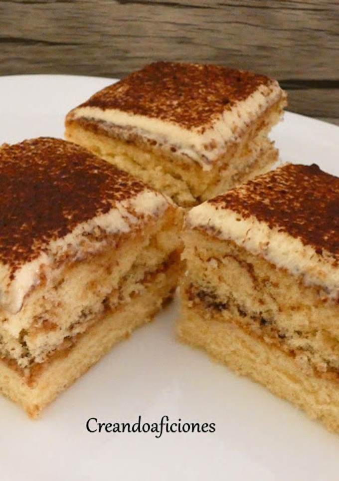 Una foto de Tiramisú con bizcocho casero